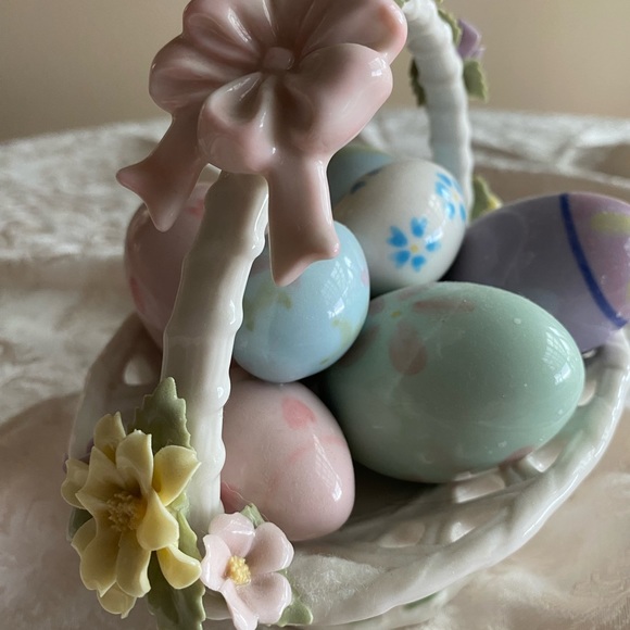 CERAMIC EASTER EGG BASKET MUSIC BOX - Picture 3 of 10
